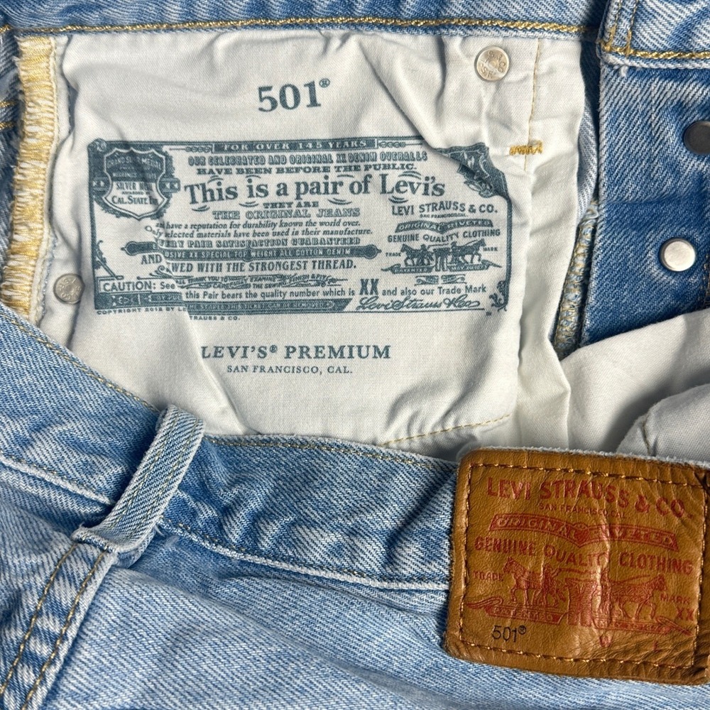 Levis Premium 501 Original Fit Shorts Light Wash Distressed Denim W28* - Picture 7 of 8